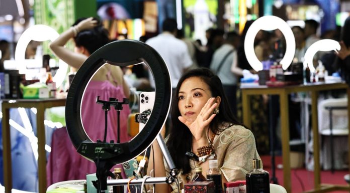 Cina: il settore dei servizi impiega metà dei lavoratori del Paese