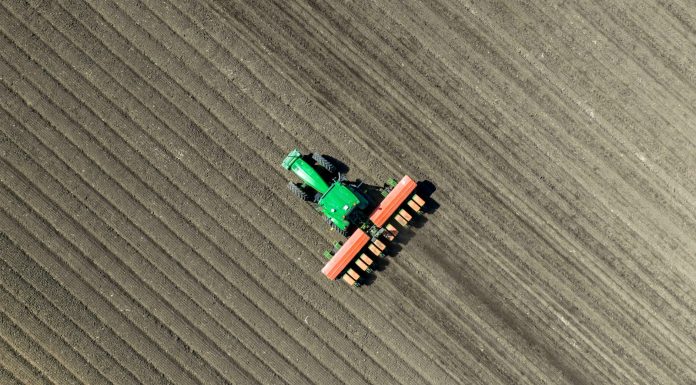 Cina: Heilongjiang usa macchinari agricoli avanzati per semina primaverile (1)