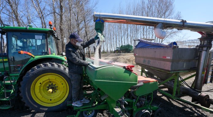 Cina: Heilongjiang usa macchinari agricoli avanzati per semina primaverile (3)