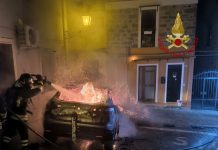 Incendio nella notte a Sant’Antioco, va a fuoco un’auto: danni alla facciata di un’abitazione