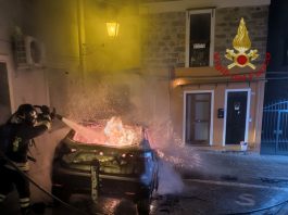 Incendio nella notte a Sant’Antioco, va a fuoco un’auto: danni alla facciata di un’abitazione
