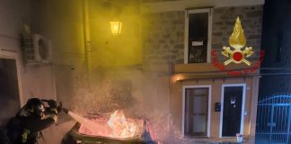 Incendio nella notte a Sant’Antioco, va a fuoco un’auto: danni alla facciata di un’abitazione
