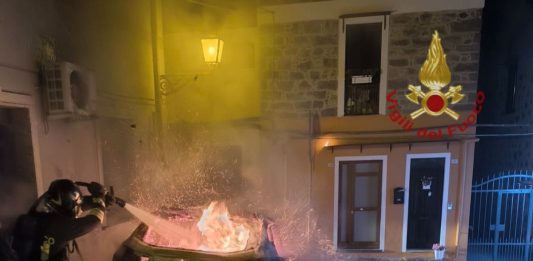 Incendio nella notte a Sant’Antioco, va a fuoco un’auto: danni alla facciata di un’abitazione