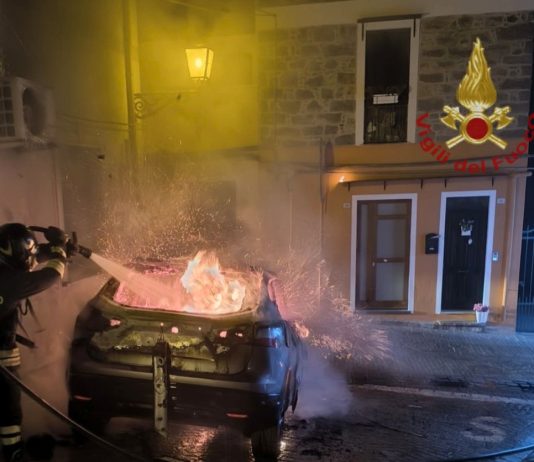 Incendio nella notte a Sant’Antioco, va a fuoco un’auto: danni alla facciata di un’abitazione