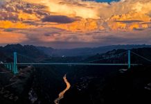 Cina: il ponte del Grand Canyon di Huajiang è il più alto del mondo secondo il GWR