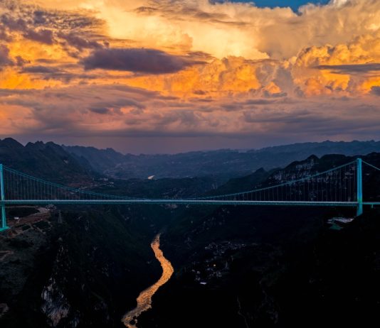 Cina: il ponte del Grand Canyon di Huajiang è il più alto del mondo secondo il GWR