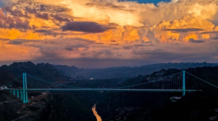 Cina: il ponte del Grand Canyon di Huajiang è il più alto del mondo secondo il GWR