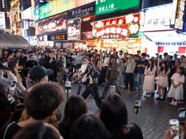 Cina: Changsha promuove economia notturna tra spettacoli e street food (1)