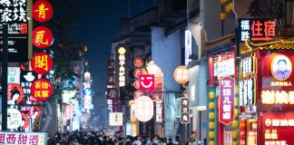 Cina: Changsha promuove economia notturna tra spettacoli e street food (3)
