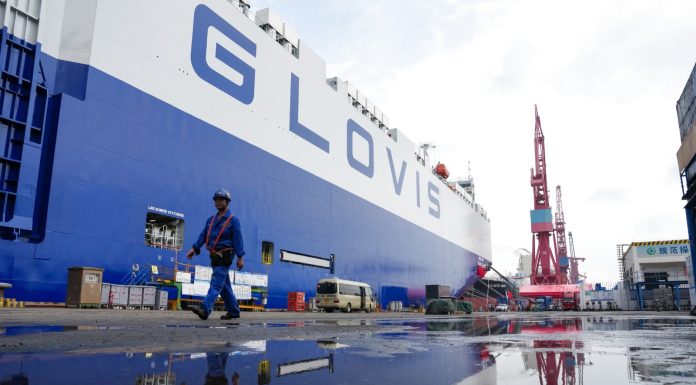 Cina: Guangzhou, consegnata la più grande nave al mondo per trasporto auto (1)