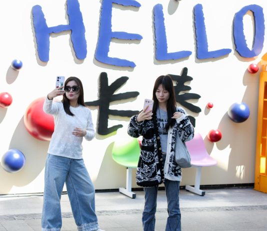 Cina: Changchun, spopola il trend della “camminata colorata” (1)