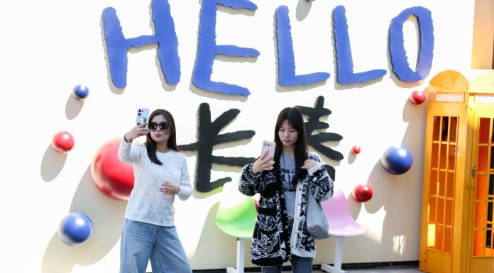 Cina: Changchun, spopola il trend della “camminata colorata” (1)