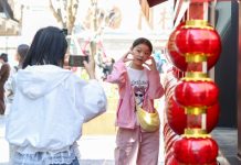 Cina: Changchun, spopola il trend della “camminata colorata” (3)