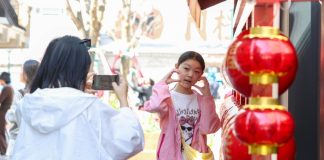 Cina: Changchun, spopola il trend della “camminata colorata” (3)