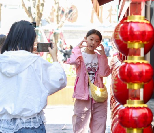 Cina: Changchun, spopola il trend della “camminata colorata” (3)