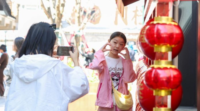 Cina: Changchun, spopola il trend della “camminata colorata” (3)