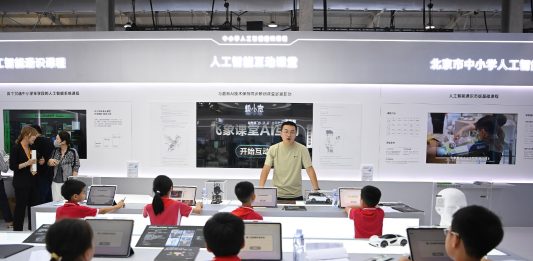 Cina: accelera spinta digitale con iniziativa per introdurre IA nelle scuole