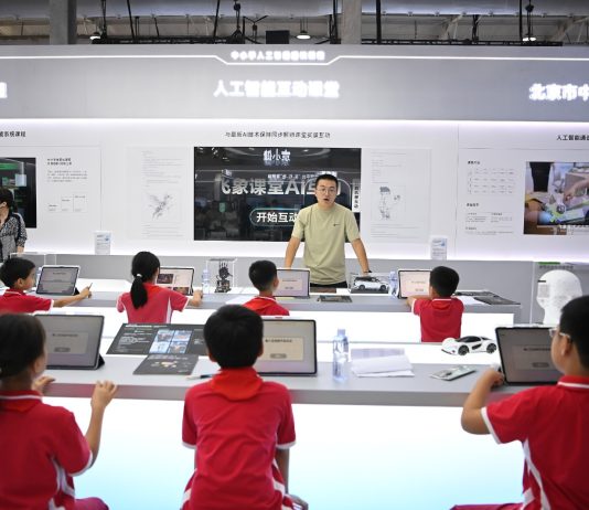 Cina: accelera spinta digitale con iniziativa per introdurre IA nelle scuole