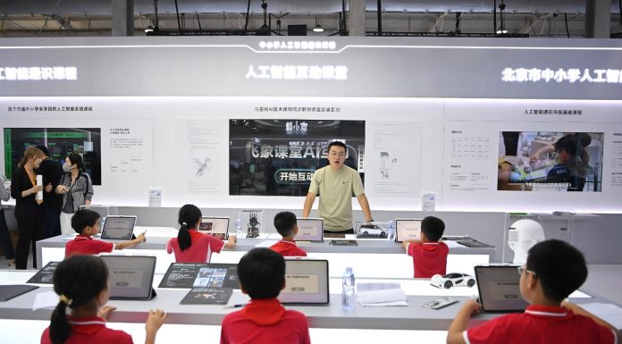 Cina: accelera spinta digitale con iniziativa per introdurre IA nelle scuole
