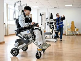 Cina: Qingdao, addestramento di robot per assistenza agli anziani (1)