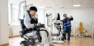 Cina: Qingdao, addestramento di robot per assistenza agli anziani (1)