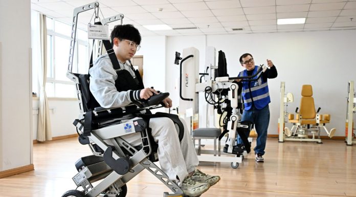 Cina: Qingdao, addestramento di robot per assistenza agli anziani (1)