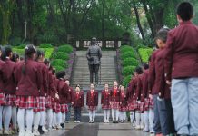 Cina: studenti rendono omaggio ai martiri per Festa di Qingming (1)