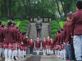 Cina: studenti rendono omaggio ai martiri per Festa di Qingming (1)