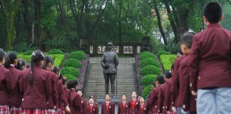 Cina: studenti rendono omaggio ai martiri per Festa di Qingming (1)