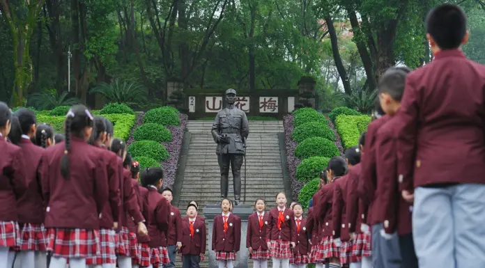 Cina: studenti rendono omaggio ai martiri per Festa di Qingming (1)