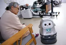 Cina: Qingdao, addestramento di robot per assistenza agli anziani (2)