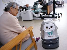 Cina: Qingdao, addestramento di robot per assistenza agli anziani (2)