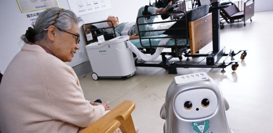 Cina: Qingdao, addestramento di robot per assistenza agli anziani (2)