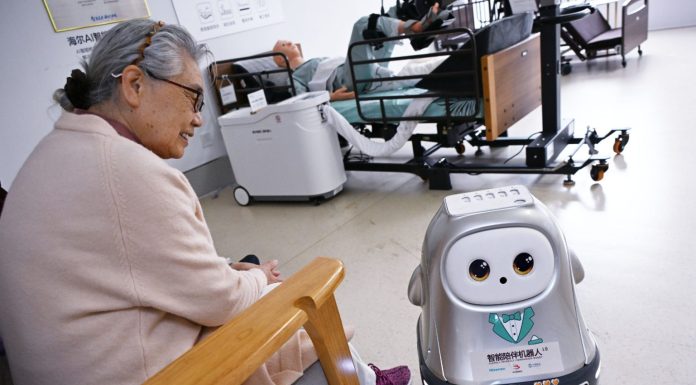 Cina: Qingdao, addestramento di robot per assistenza agli anziani (2)