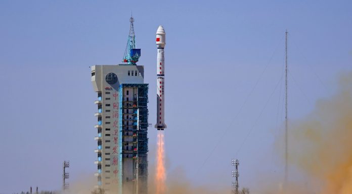 Cina: lanciato razzo vettore Long March-4C per rilevamento dei gas serra