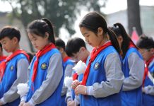 Cina: studenti rendono omaggio ai martiri per Festa di Qingming (2)