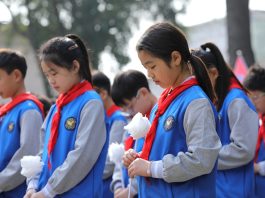 Cina: studenti rendono omaggio ai martiri per Festa di Qingming (2)