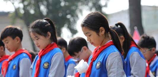 Cina: studenti rendono omaggio ai martiri per Festa di Qingming (2)