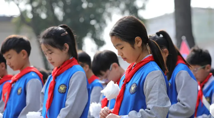 Cina: studenti rendono omaggio ai martiri per Festa di Qingming (2)
