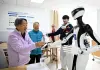 Cina: Qingdao, addestramento di robot per assistenza agli anziani (3)