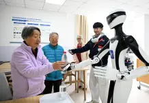 Cina: Qingdao, addestramento di robot per assistenza agli anziani (3)