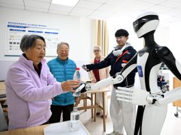 Cina: Qingdao, addestramento di robot per assistenza agli anziani (3)