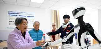 Cina: Qingdao, addestramento di robot per assistenza agli anziani (3)