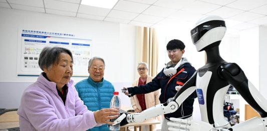 Cina: Qingdao, addestramento di robot per assistenza agli anziani (3)