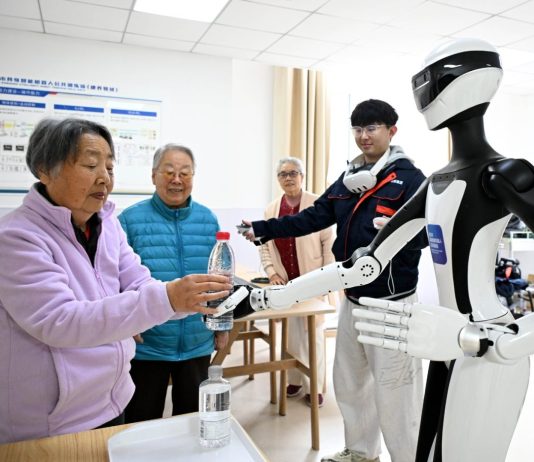 Cina: Qingdao, addestramento di robot per assistenza agli anziani (3)
