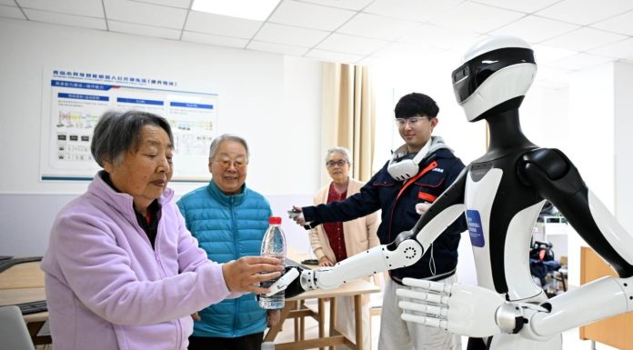 Cina: Qingdao, addestramento di robot per assistenza agli anziani (3)