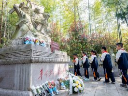 Cina: studenti rendono omaggio ai martiri per Festa di Qingming (3)