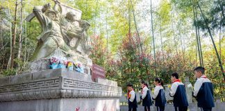 Cina: studenti rendono omaggio ai martiri per Festa di Qingming (3)