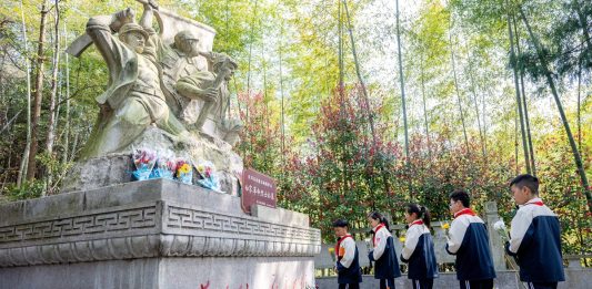 Cina: studenti rendono omaggio ai martiri per Festa di Qingming (3)