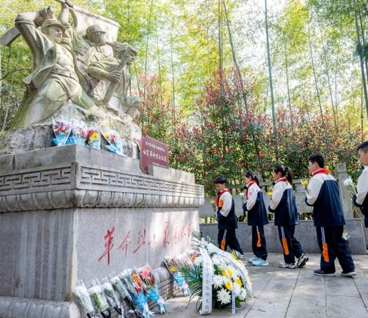 Cina: studenti rendono omaggio ai martiri per Festa di Qingming (3)